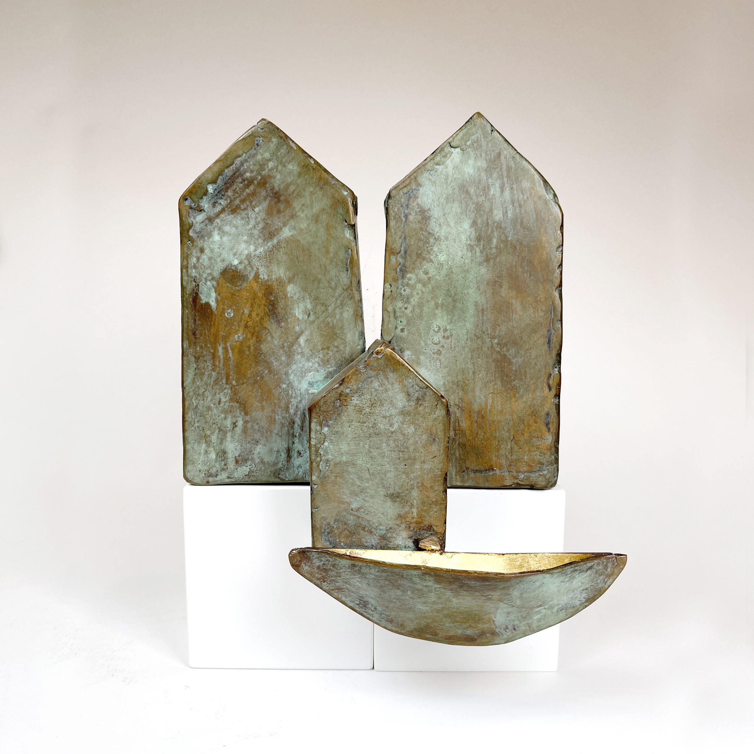 Basilius Kleinhans | Drei Häuser, ein Boot (Wandarbeit) | 25 x 20 x 11 cm | Bronze, Blattgold