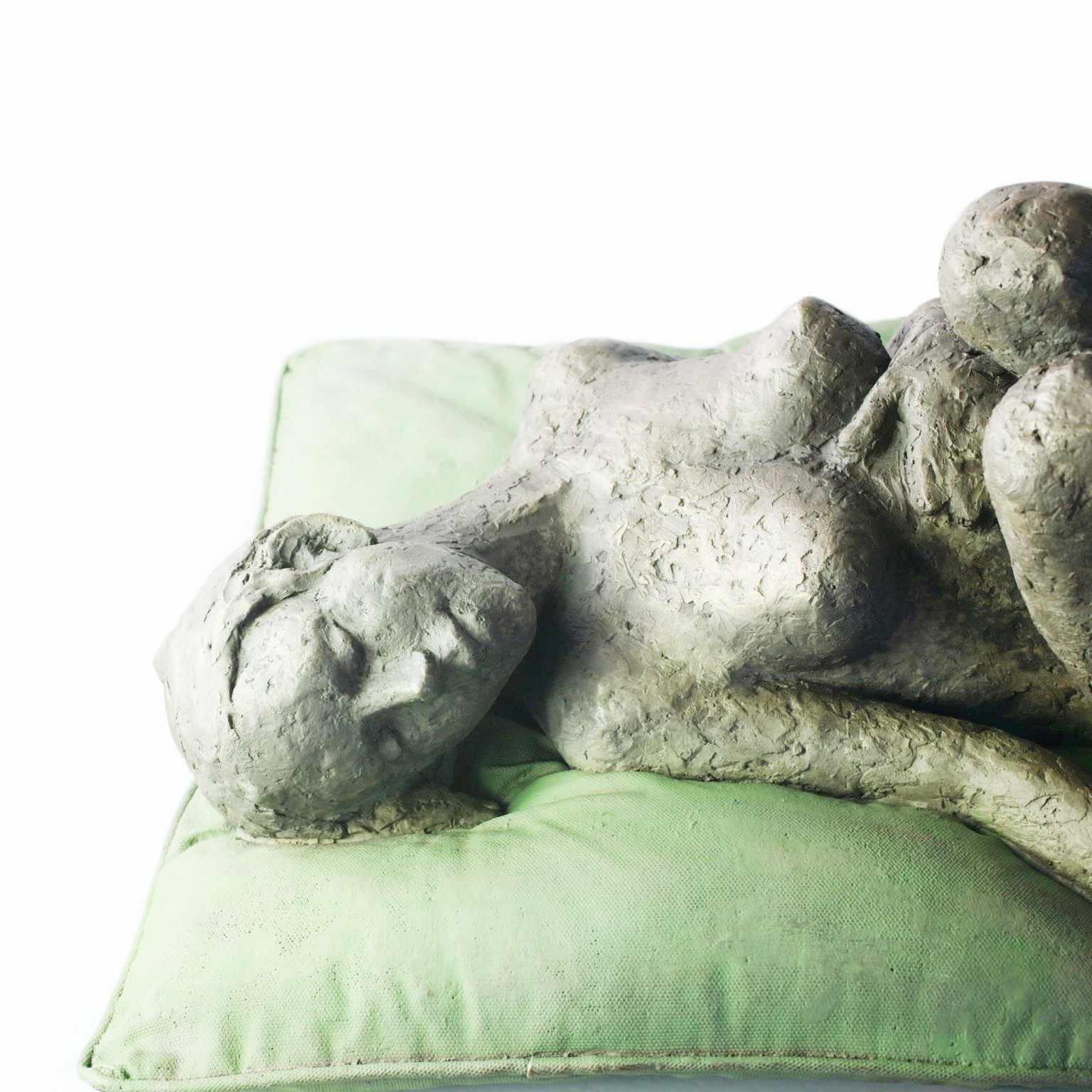 Susanne Kraißer • Mein Kissen • Bronze • 2021 • 44 x 39 x 20 cm