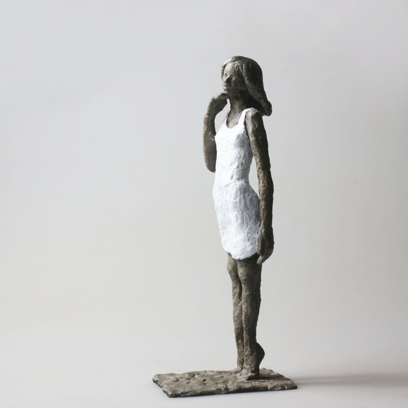 Susanne_Kraißer_Mädchen_mit_mini_LXX_bronze_6,5x4,5x16,5