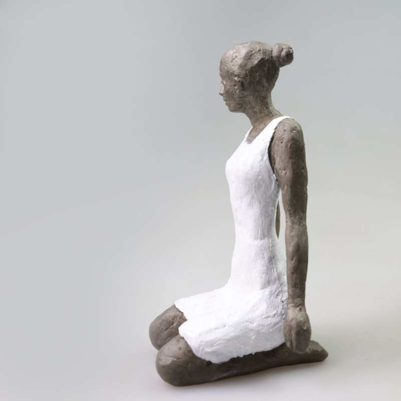 Susanne_Kraißer_Sitzende_im_weißen_Kleid_III_bronze_11x6x6.